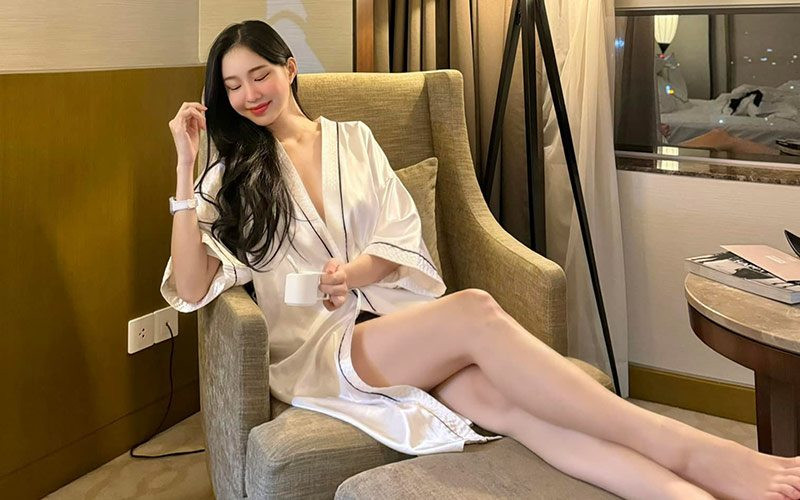 Gái xinh chỉ diện một chiếc áo ngủ lụa trắng, ngồi trên nhâm nhi tách trà và khoe đôi chân dài nuột nà.
