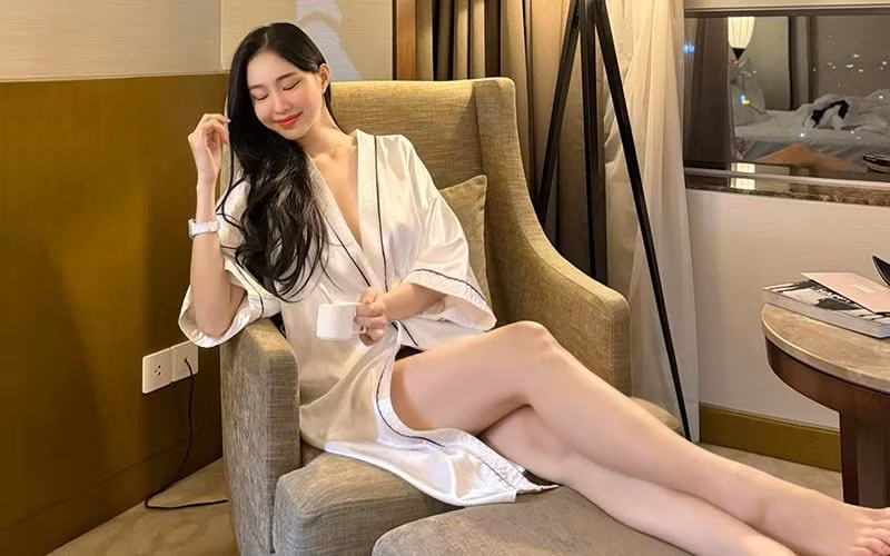Gái xinh chỉ diện một chiếc áo ngủ lụa trắng, ngồi trên nhâm nhi tách trà và khoe đôi chân dài nuột nà.