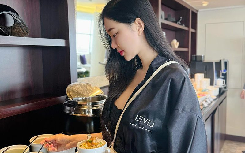 Mới đây khoảnh khắc diện áo ngủ tạo dáng trên ghế sofa của Đỗ Trần Ngọc Thảo thu hút sự chú ý.