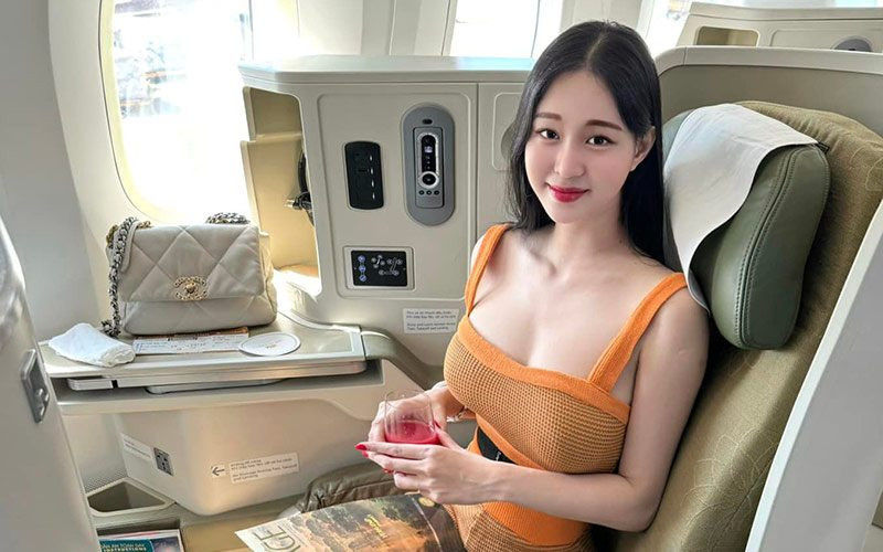 Mỹ nhân 22 tuổi có chiều cao 1,68 m, số đo 3 vòng: 90-61-88 cm, đây là một tỷ lệ hình thể hoàn mỹ và toả sáng mọi góc cạnh.