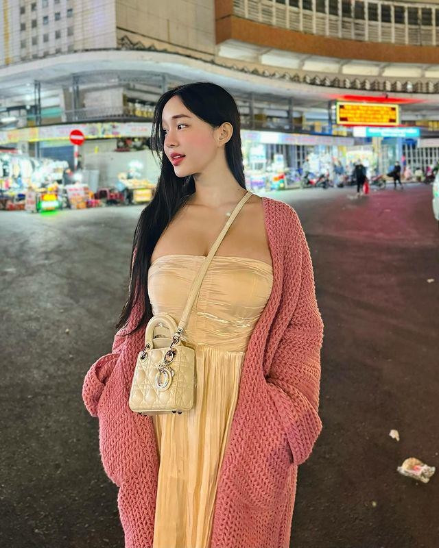 Dù hình ảnh không hề chỉn chu ăn mặc nhưng cô vẫn nhận không ít lời khen cho sắc vóc.