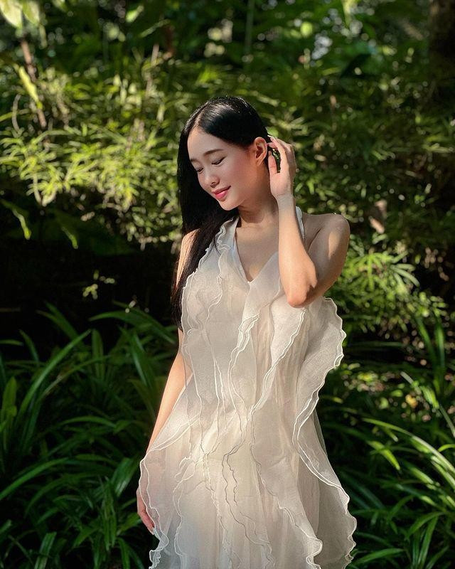 Ngọc Thảo còn được ưu ái gọi là nữ hoàng đồ ngủ khi liên tục xuất hiện với những chiếc áo choàng ngủ mỏng manh hờ hững.