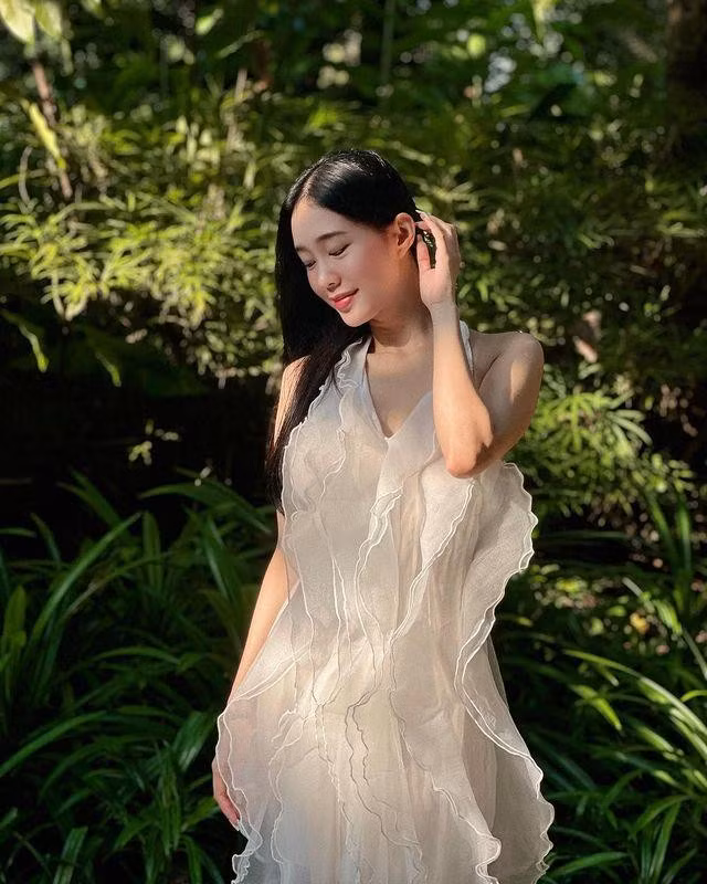 Ngọc Thảo còn được ưu ái gọi là nữ hoàng đồ ngủ khi liên tục xuất hiện với những chiếc áo choàng ngủ mỏng manh hờ hững.