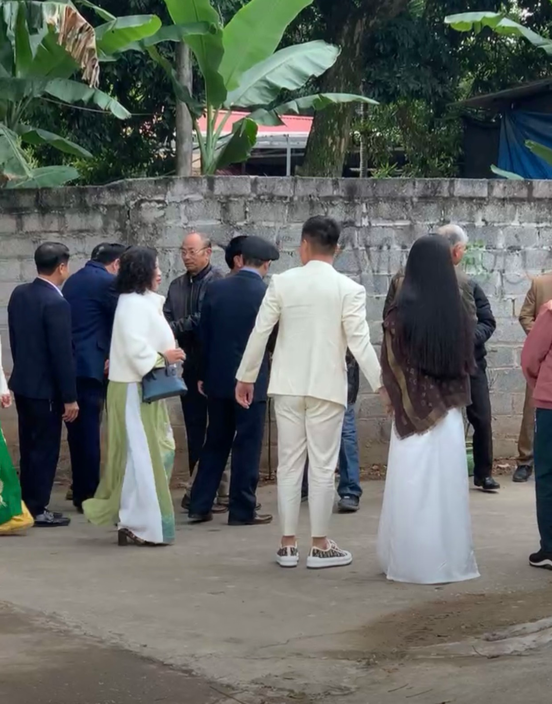 Lễ dạm ngõ được tổ chức riêng tư, giản dị với sự góp mặt người thân trong gia đình.