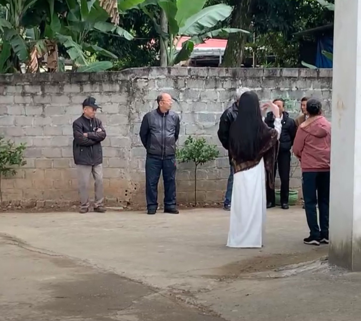 Trên MXH xuất hiện một số hình ảnh về lễ dạm ngõ của Quang Hải và Chu Thanh Huyền. Theo đó, nam cầu thủ xuất hiện bảnh bao với bộ vest trắng lịch lãm, lái xế hộp tiền tỷ đến nhà Chu Thanh Huyền.