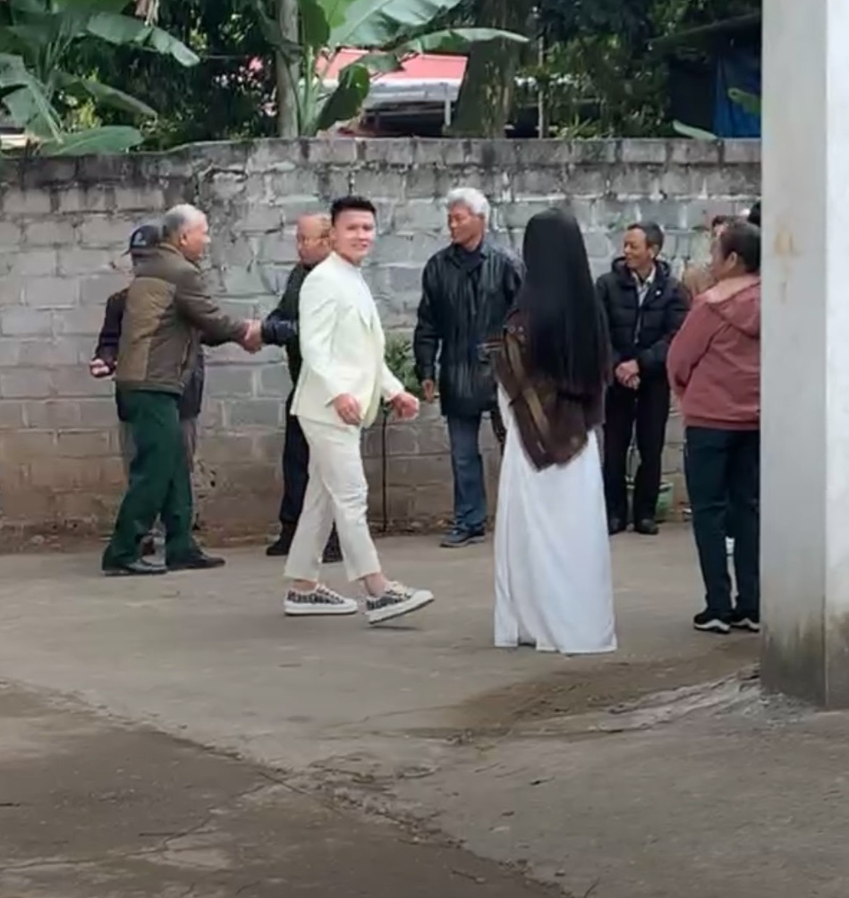 Dù thời tiết Hà Nội lúc đó chỉ 13 độ C, Quang Hải vẫn mặc suit trắng mỏng manh, đi giày bệt, tóc vuốt sáp chỉn chu.