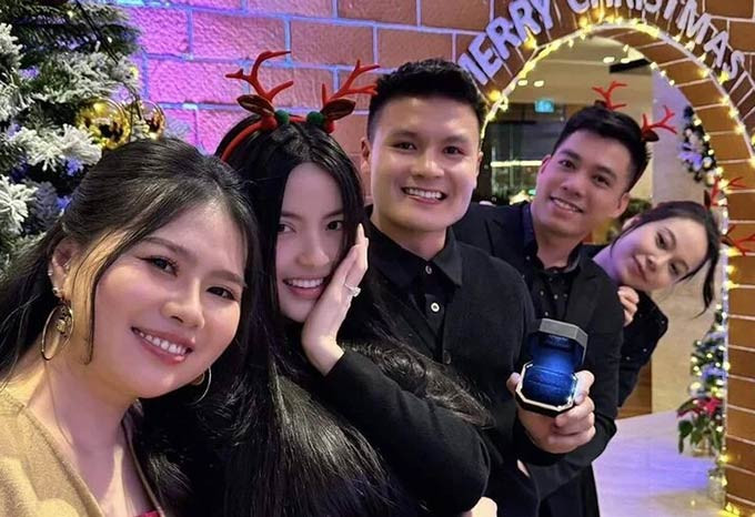 Tối 19/12, Quang Hải đã cầu hôn Thanh Huyền. Bức ảnh bạn gái Quang Hải khoe chiếc nhẫn cưới ở nhà hàng được chia sẻ rộng rãi trên mạng.