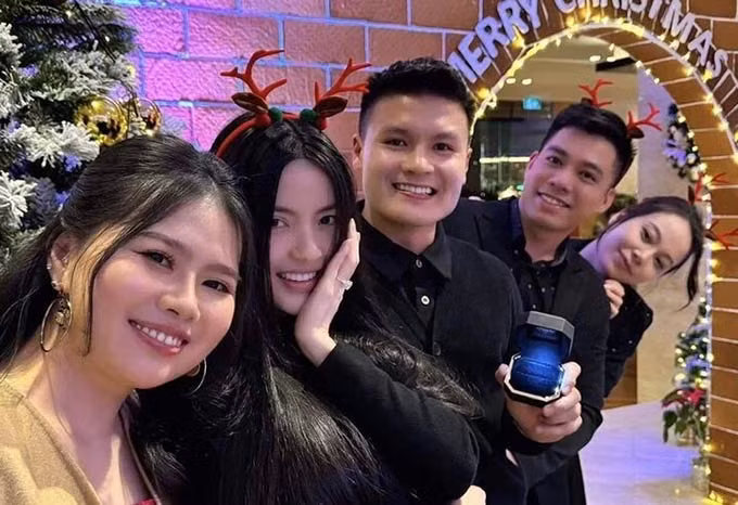 Tối 19/12, Quang Hải đã cầu hôn Thanh Huyền. Bức ảnh bạn gái Quang Hải khoe chiếc nhẫn cưới ở nhà hàng được chia sẻ rộng rãi trên mạng.