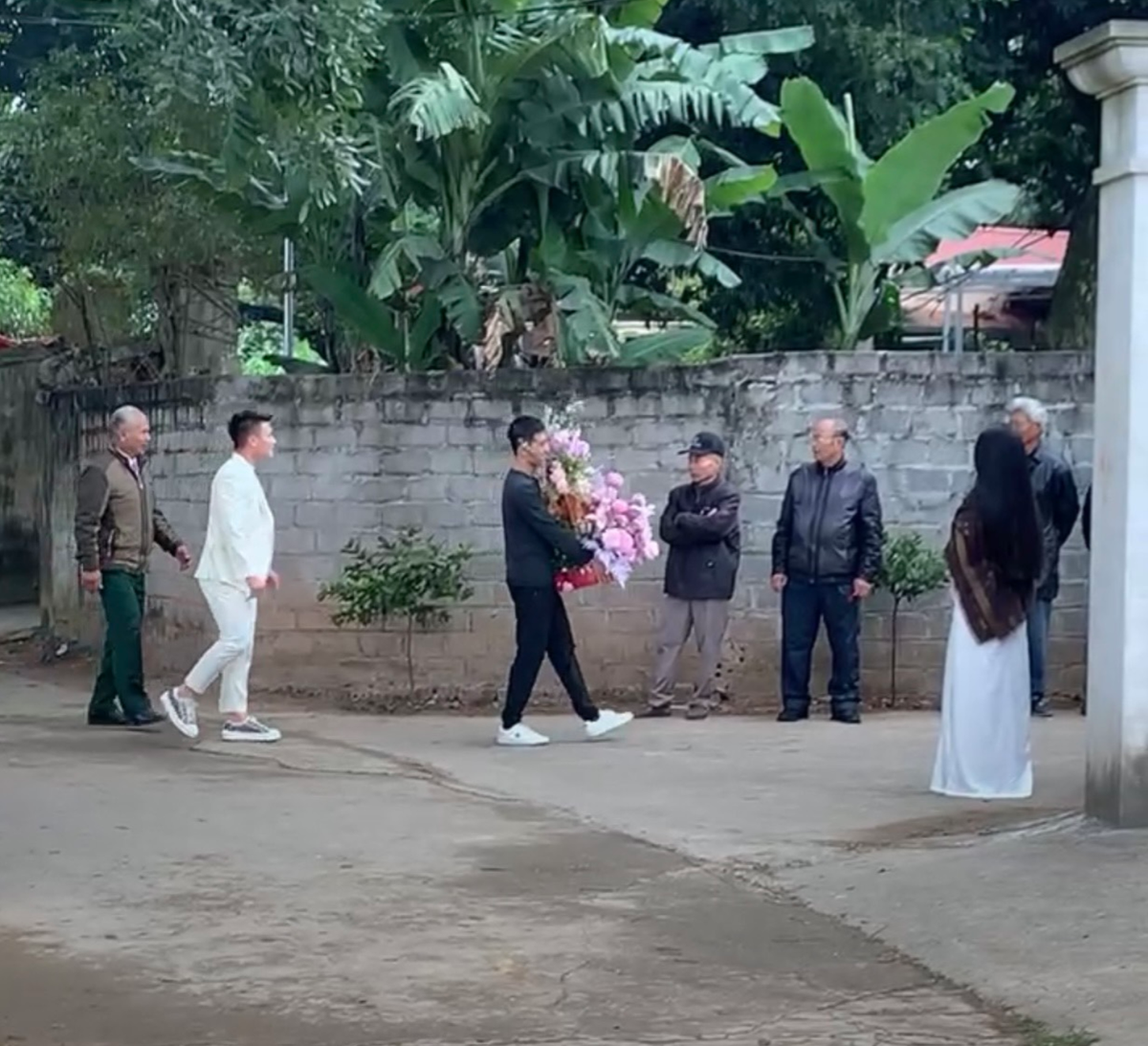 Sáng ngày 20/12, Quang Hải cùng gia đình lên đường di chuyển từ Đông Anh sang Sơn Tây làm lễ dạm ngõ nhà gái.