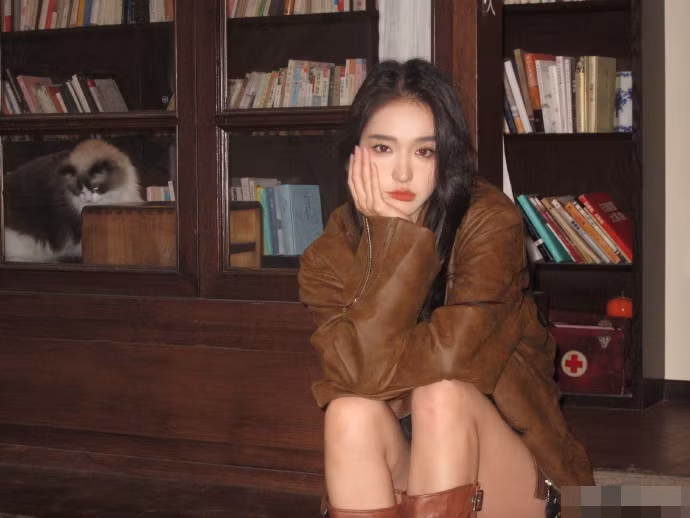 Zhong Qiuqiu sinh năm 1998, sở hữu chiều cao gần 1m80. Nhờ lợi thế ngoại hình này mà cô trở thành người mẫu ảnh, nhận được nhiều lời mời hợp tác đến từ các nhãn hàng.