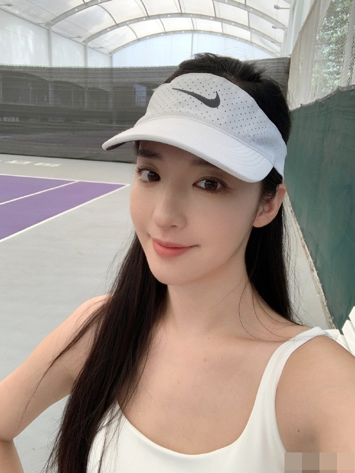 Theo đuổi vóc dáng thanh mảnh, Zhong Qiuqiu vẫn sở hữu đường cong cơ thể nóng bỏng, vòng eo nhỏ.