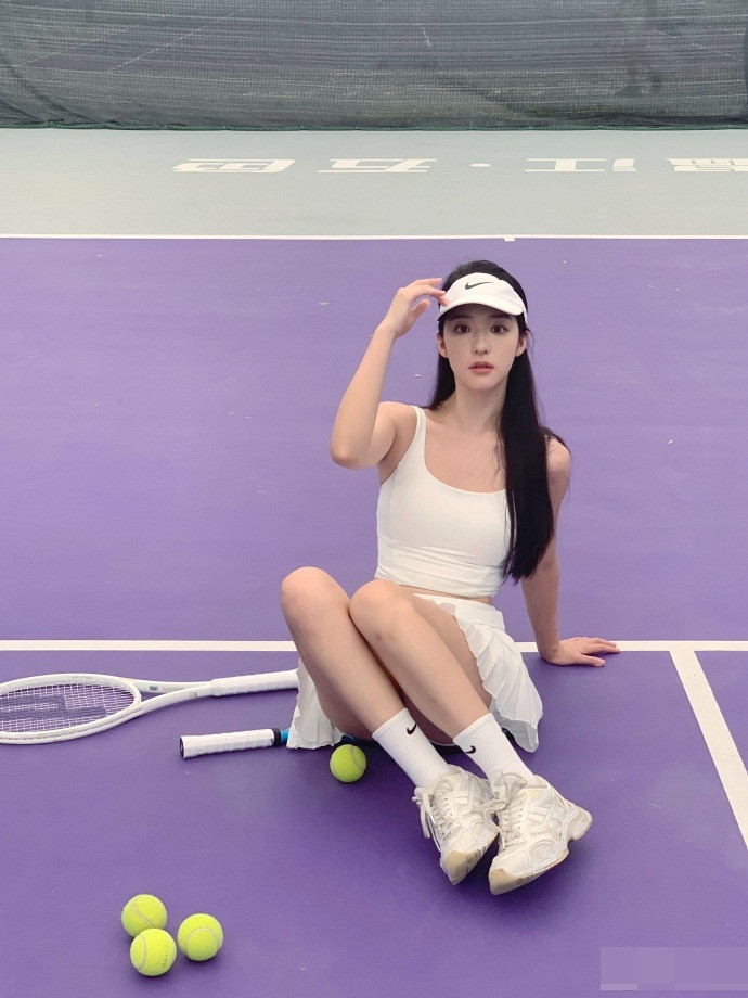 Chuyển từ style dịu dàng sang gợi cảm, trưởng thành, cô nàng nhận được nhiều lời khen của người hâm mộ.