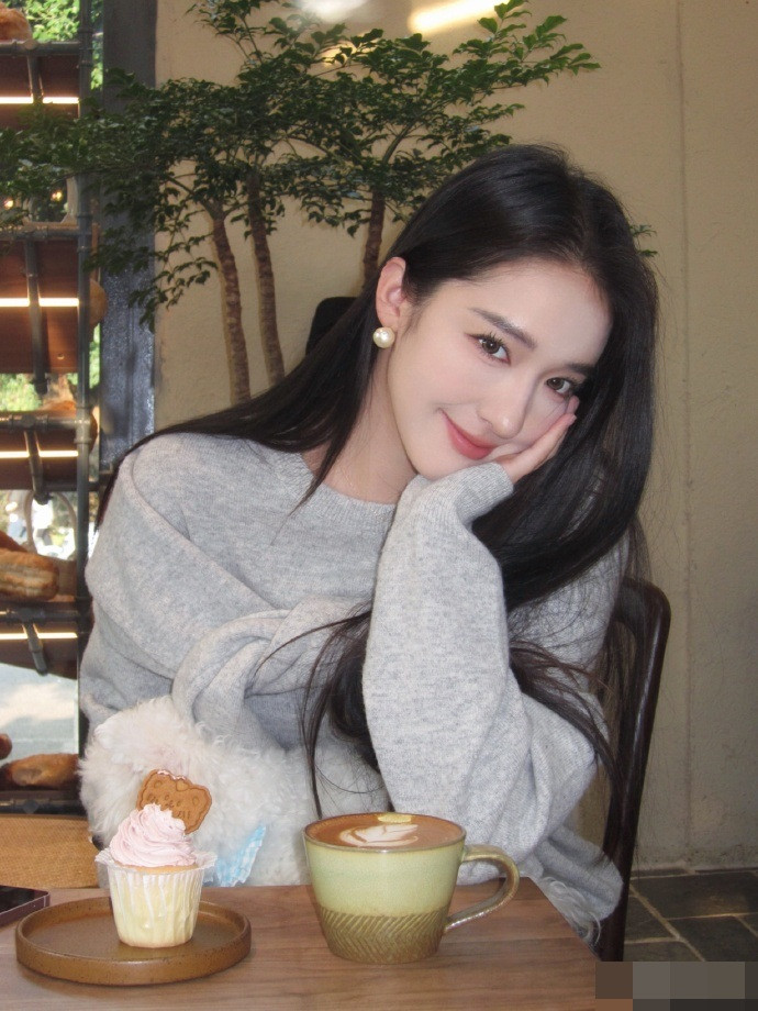 Yêu thích chụp ảnh, đi du lịch nên trên trang Weibo cá nhân, Zhong Qiuqiu thường xuyên đăng tải hình ảnh bản thân nhận về lượt tương tác cao.