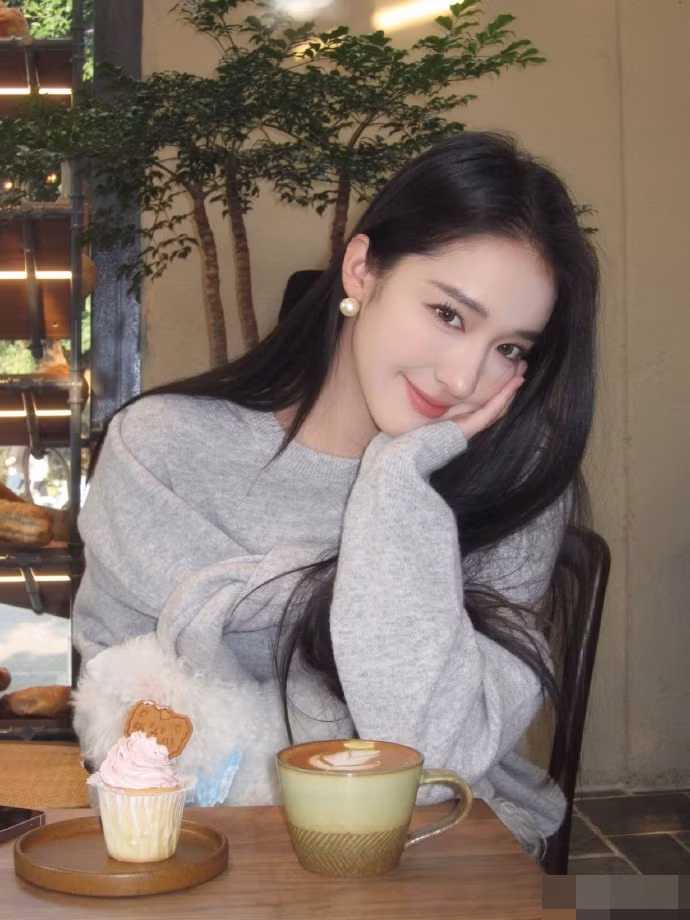 Yêu thích chụp ảnh, đi du lịch nên trên trang Weibo cá nhân, Zhong Qiuqiu thường xuyên đăng tải hình ảnh bản thân nhận về lượt tương tác cao.