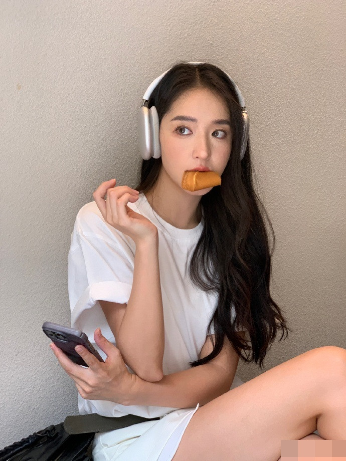 So với thời điểm đi học, ở tuổi 23, Zhong Qiuqiu ra dáng mỹ nhân khi sở hữu gương mặt đẹp thanh thuần, vóc dáng nhỏ nhắn cùng làn da trắng mịn.