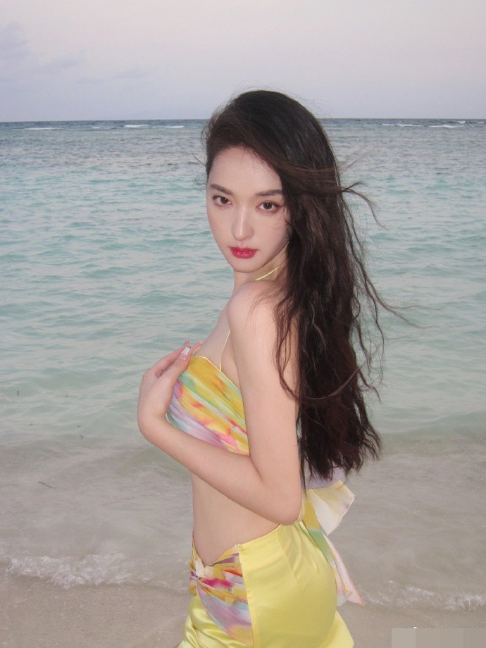 Zhong Qiuqiu diện thiết kế bikini, quấn sarong, khoe khéo hình thể mảnh mai, quyến rũ.