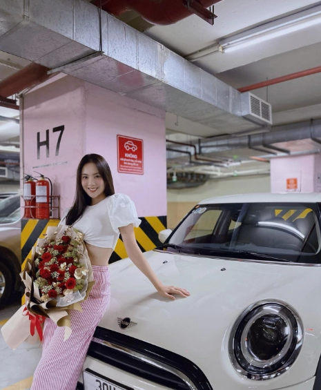 MC Mai Ngọc cũng từng khiến cư dân mạng trầm trồ khi khoe xe mới vào hồi tháng 5/2022.