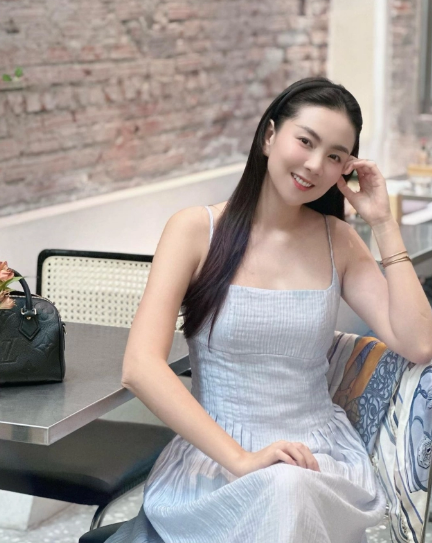 Mai Ngọc có đam mê với đồ dùng hàng hiệu. Cô sở hữu bộ sưu tập túi xách, kính, giày dép toàn của những thương hiệu có tiếng.