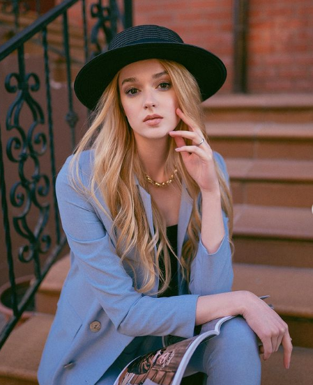 Cô nàng là một trong những siêu mẫu người Nga đắt show nhất, được nhiều nhãn hàng săn đón.