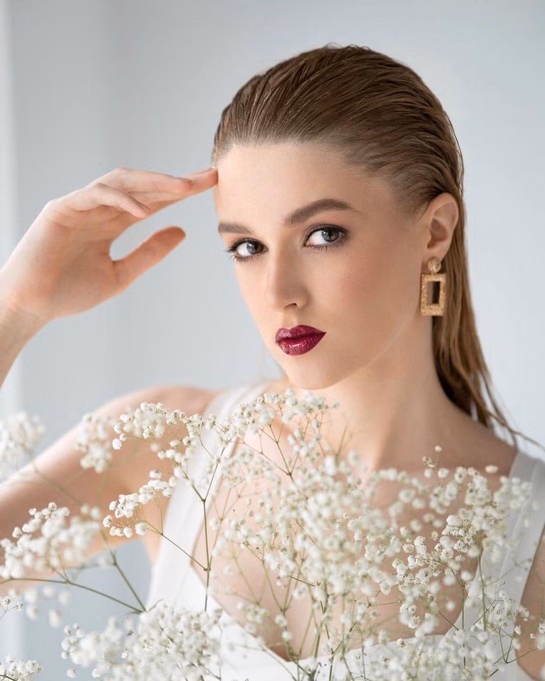 Nhận thức được lợi thế lớn về mặt ngoại hình, Alisa Manyonok quyết định từ bỏ nghiệp thể thao để theo đuổi danh vọng ở các cuộc thi sắc đẹp.