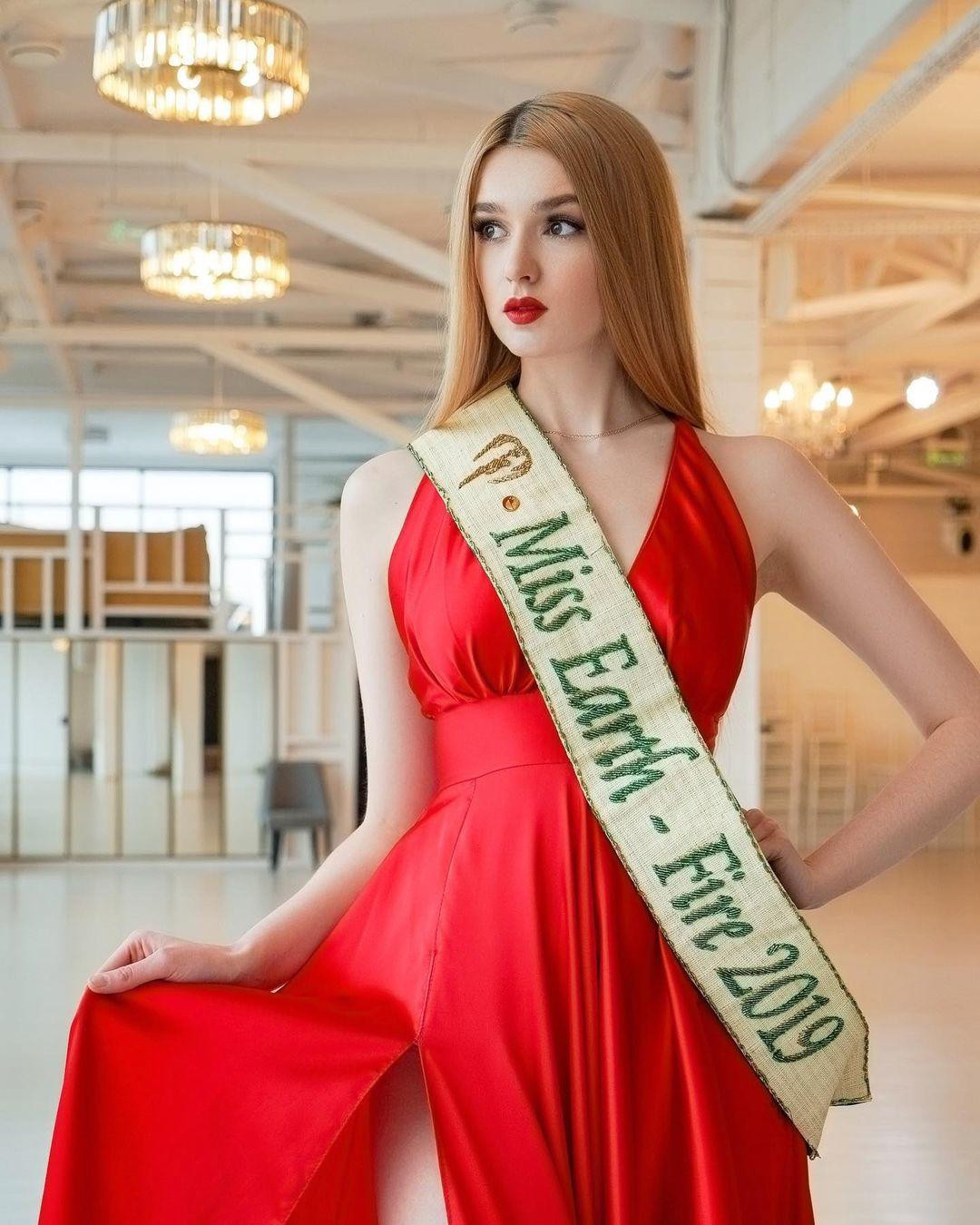 Sau khi từ bỏ sự nghiệp bóng chuyền, cô trở thành siêu mẫu người Nga đắt show nhất hiện tại.