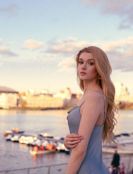 Từ bỏ sự nghiệp bóng chuyền, Alisa Manyonok tham gia nhiều cuộc thi sắc đẹp.