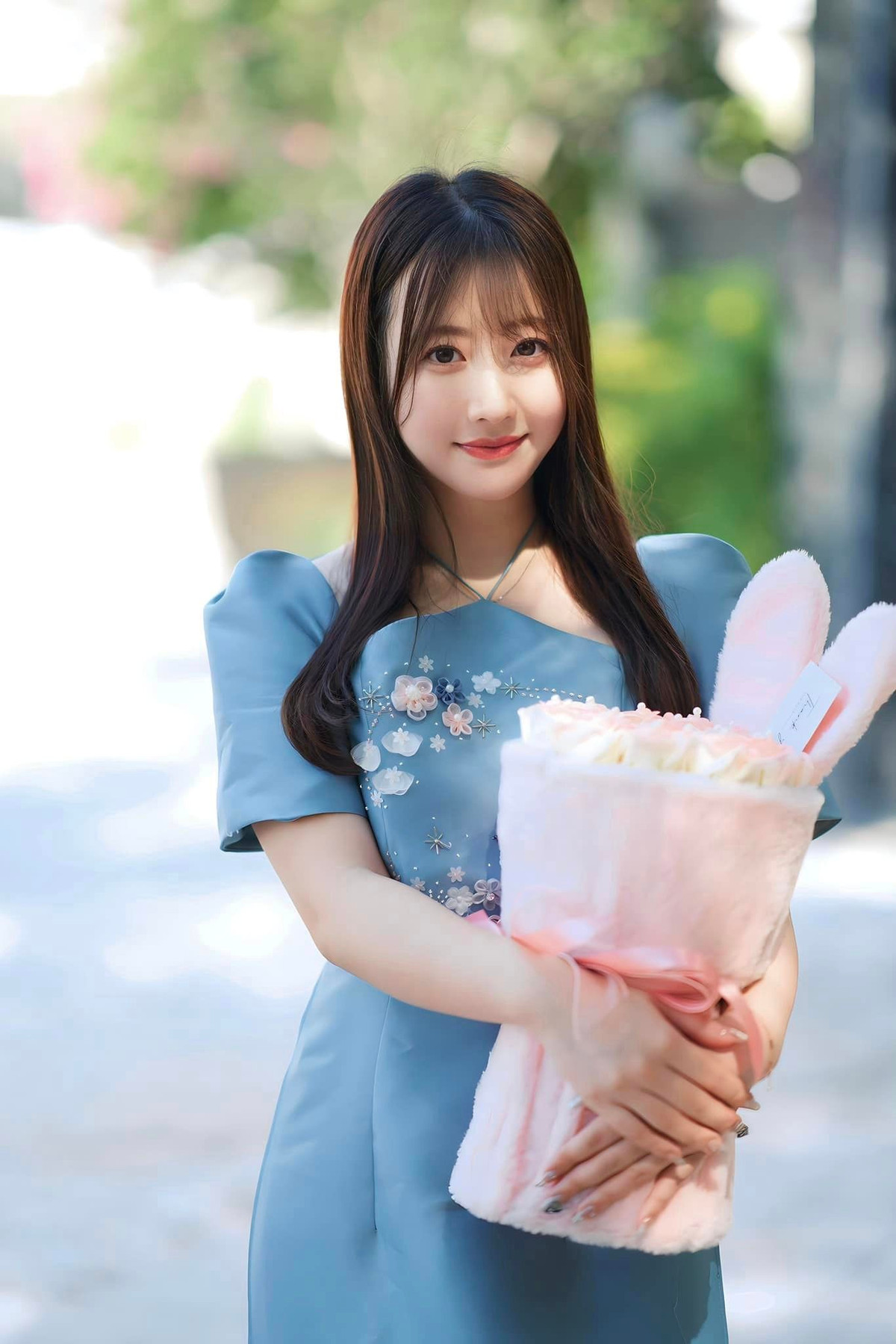 Trên trang Facebook, nữ giảng viên thu hút khoảng 15.000 lượt người theo dõi, kênh YouTube hơn 43.000 lượt đăng ký và TikTok hơn 93.000 người theo dõi.