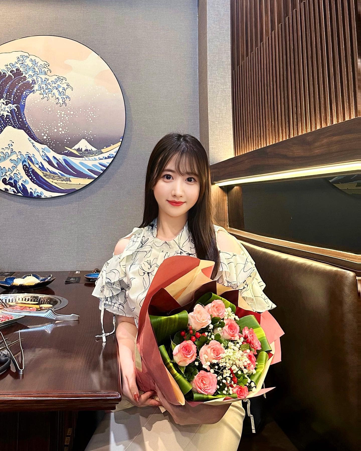 Cô giáo hot girl của trường ĐH Hà Nội, khiến nhiều người chú ý bởi vẻ ngoài xinh đẹp, trong trẻo.