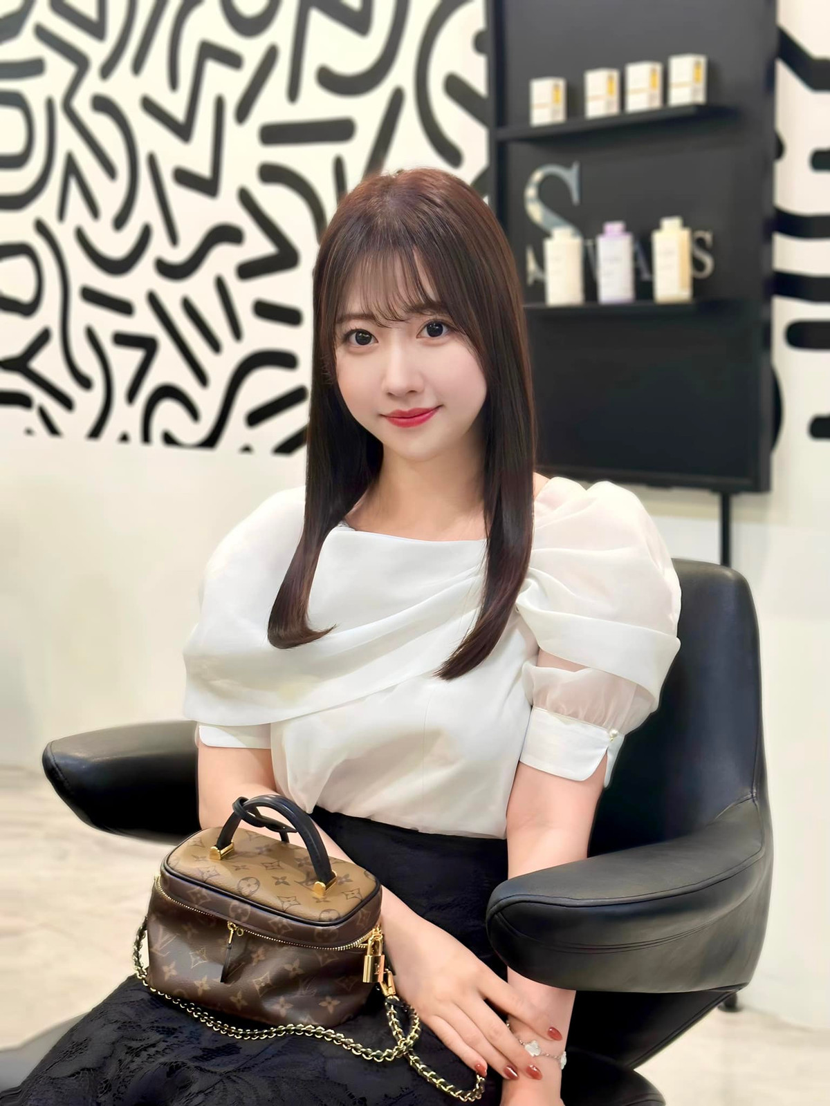 Cụ thể, Sao Mai nhận không ít bình luận khiếm nhã, nhạy cảm, tiêu cực dưới hình ảnh của cô hay thậm chí còn có người nhắn tin, gọi điện làm phiền tới cô và gia đình. Ảnh: FBNV