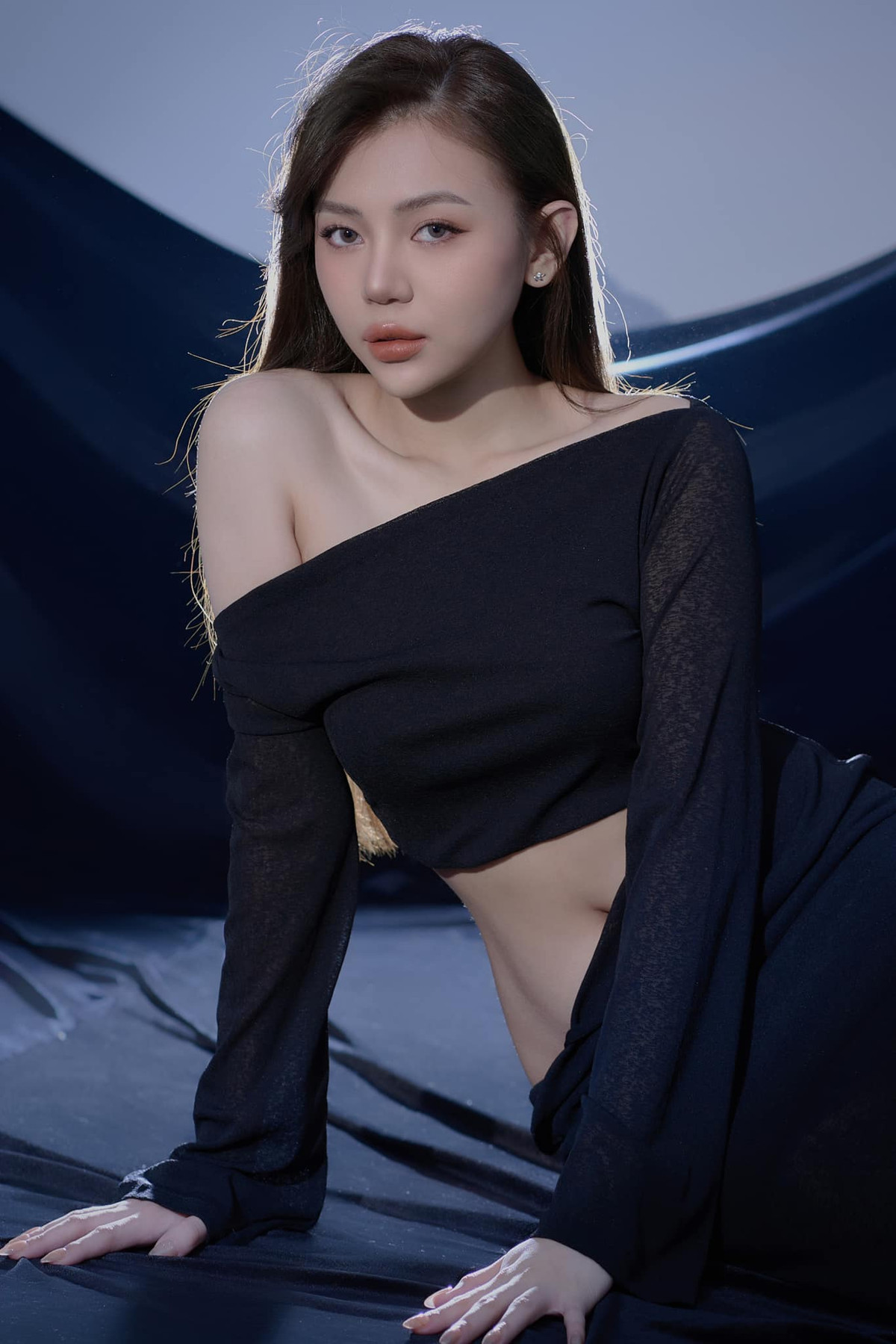 Cô theo đuổi phong cách trẻ trung, nữ tính và phù hợp với lứa tuổi.