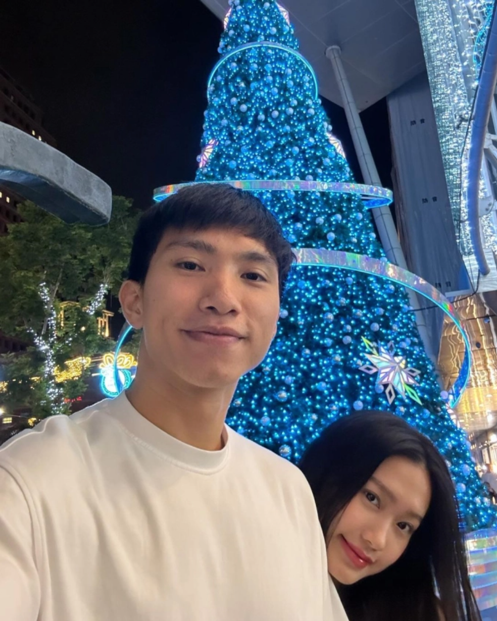 Mới đây nhất, hậu vệ Đoàn Văn Hậu đăng tải lên mạng xã hội những hình ảnh khi cùng bà xã Doãn Hải My vi vu ở Singapore.