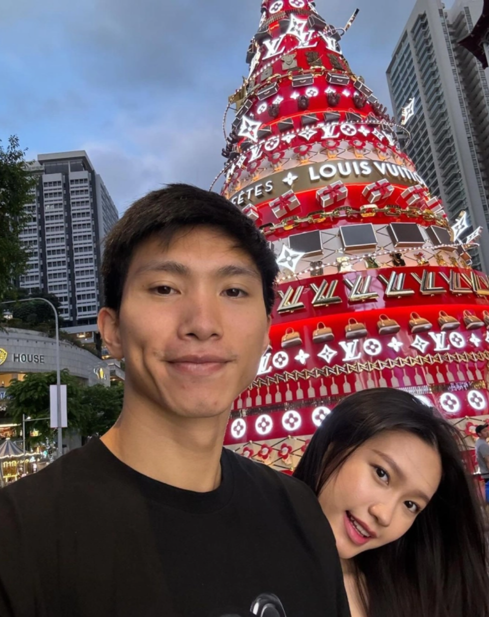 Về phần Doãn Hải My, cô nàng góp mặt trong những tấm ảnh selfie bằng hành động dựa dẫm vào vai chồng đầy tình cảm.