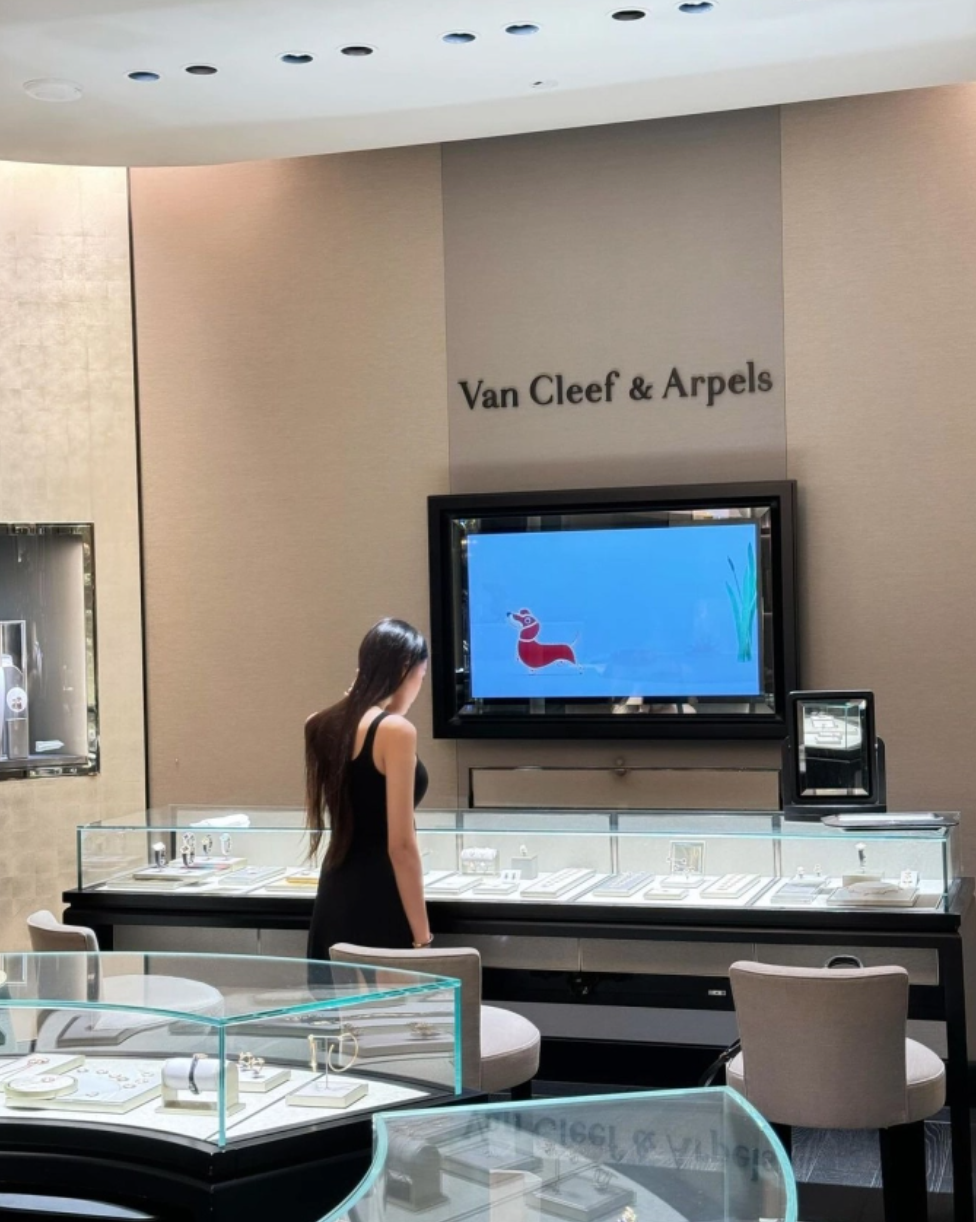 Anh chàng chủ động cầm camera selfie cùng Doãn Hải My ở những nơi cặp đôi đi qua như ở khu trang trí đón giáng sinh hay trung tâm thương mại lớn.