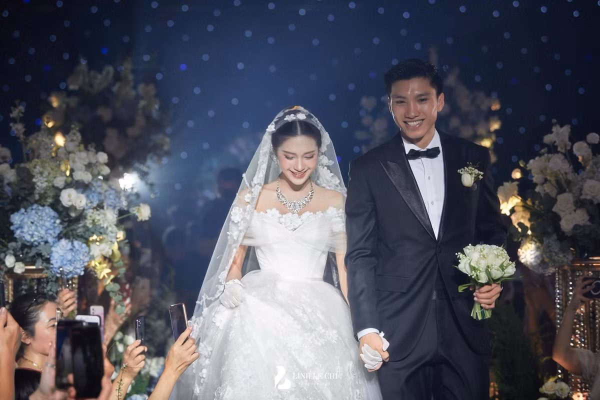 Kết thúc chuỗi ngày chạy show làm đám cưới hoàng tráng, Hải My và Văn Hậu đã đến Singapore để du lịch và điều trị chấn thương.