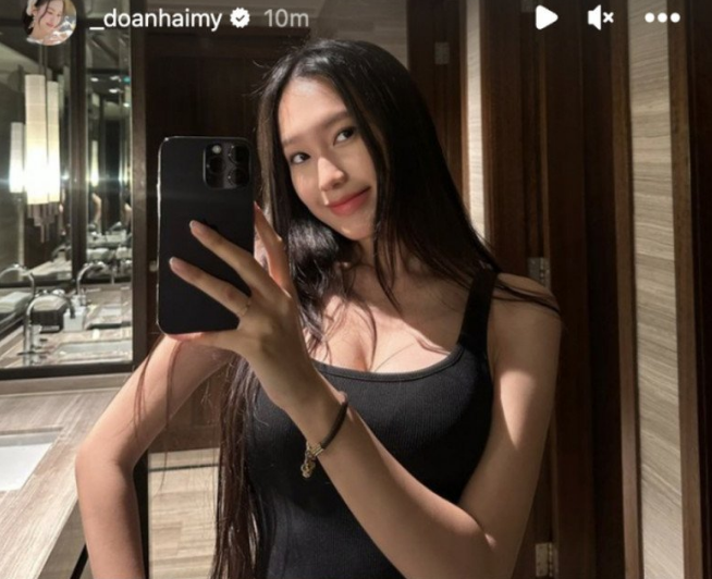 Hải My diện 1 thiết kế đồ màu đen tối giản. Cô dâu tháng 11 cũng trang điểm nhẹ nhàng, nhấn sương sương vào đôi môi và buông xoã mái tóc đen tự nhiên.