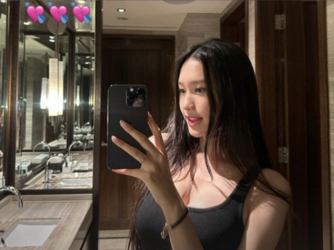 Trong bức ảnh mới nhất, cô nàng vẫn diện váy body ôm sát cơ thể, khoe vóc dáng mảnh mai và thắt eo vạn người mê.