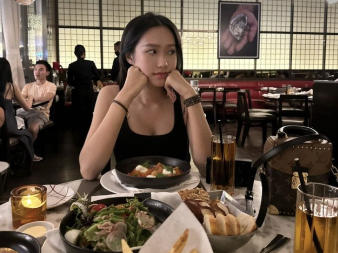 Trong một vài khoảnh khắc, vợ Đoàn Văn Hậu để lộ vóc dáng có phần tròn trịa hơn trước.