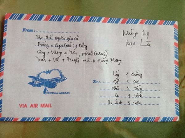 Theo truyền thống của người dân Việt Nam, mỗi khi đi đám cưới các vị khách sẽ đưa cô dâu, chú rể phong bì mừng cưới để cặp đôi hạnh phúc trăm năm. Tuỳ theo mức độ thân thiết mà các vị khách sẽ để chiếc phong bì ấy có thể "mỏng" hoặc "dày".