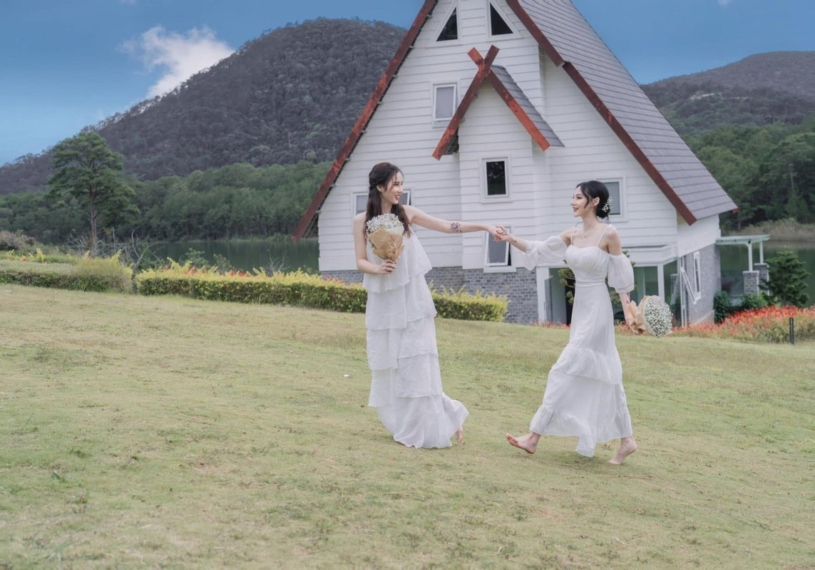 Jin và Xíu (tên thật là Minh Minh và Anh Thư) là cặp đôi LGBT nổi tiếng trên MXH cũng bất ngờ thông báo chia tay vào tháng 7 năm nay, sau gần 3 năm hẹn hò.