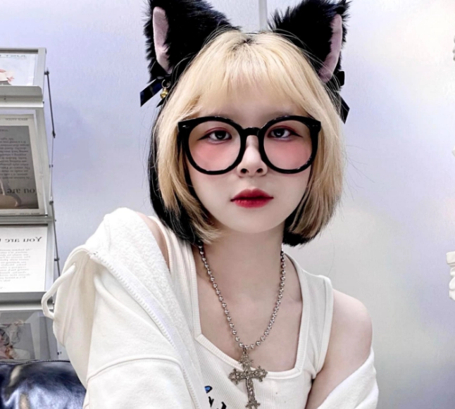 Thời điểm cặp đôi công khai hẹn hò đã khiến netizen không khỏi ngỡ ngàng, vì hai người như những đường thẳng không hề có điểm chung. Có lẽ chính vì vậy, cặp đôi đã nhanh chóng "đường ai nấy đi".