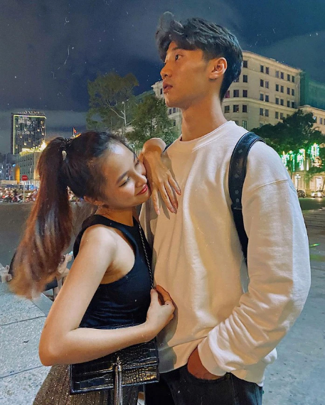 Vào tháng 5/2023 cặp đôi Nguyễn Lý Diễm Mai (sinh năm 1998) và diễn viên Tôn Kinh Lâm (sinh năm 1995) thông báo chia tay sau 5 năm hẹn hò.