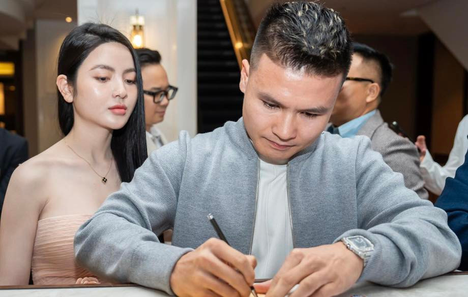 Được biết sau lễ dạm ngõ để hai gia đình thông gia nói chuyện nghiêm túc, cặp đôi sẽ tổ chức lễ ăn hỏi vào ngày 1/1/2024 tới đây.