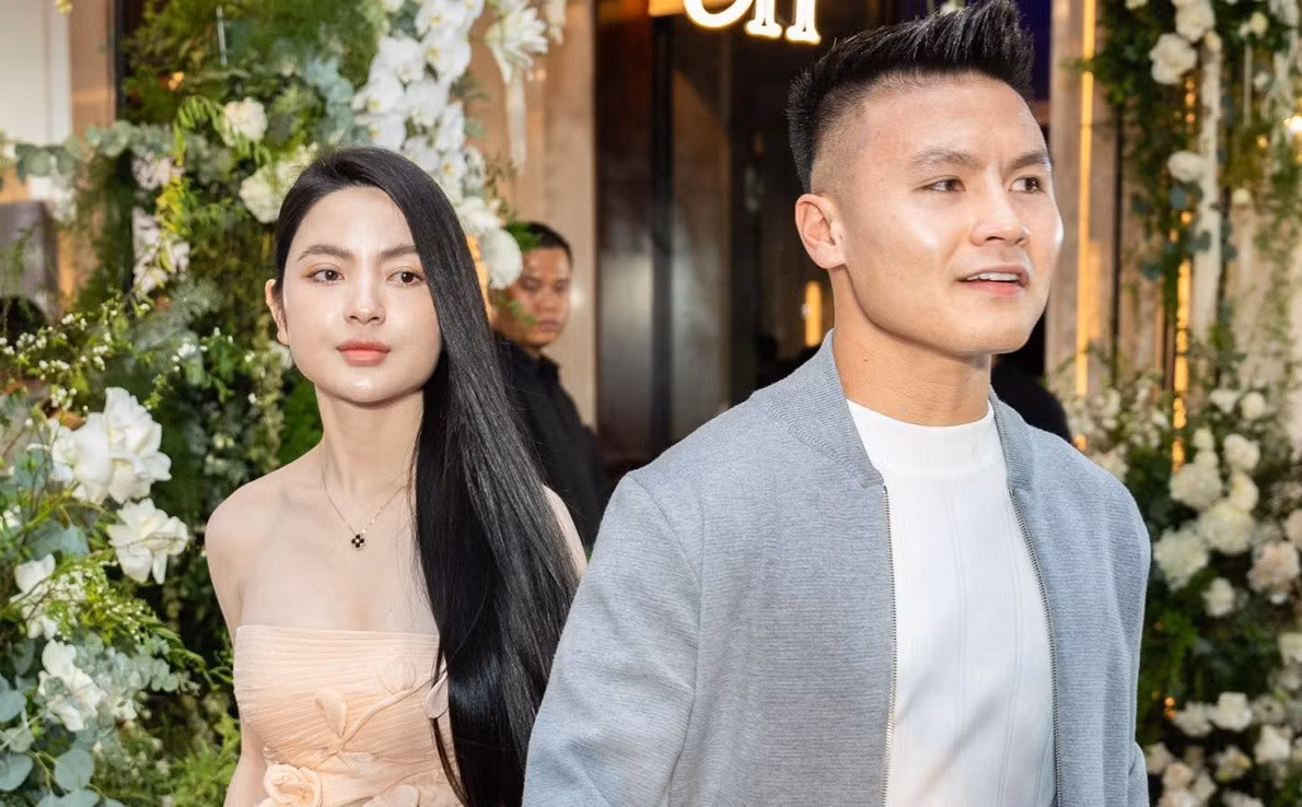 Cả hai chưa từng một lần công khai trên MXH về chuyện tình cảm của mình mà chỉ úp mở hoặc đăng tải hình ảnh giấu mặt của đối phương.