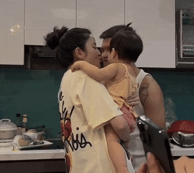 Theo đó, bạn bè của Quang Hải và Chu Thanh Huyền chia sẻ lên MXH những clip ngắn cặp đôi thể hiện tình cảm thu hút sự chú ý.