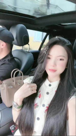 Cặp đôi này cũng xuất hiện với nhau thường xuyên hơn trong các bữa tiệc. Khoảng thời gian không thi đấu tiền vệ sinh năm 1997 cũng dành thời gian đưa bạn gái đi chơi, đi ăn...Ảnh: Tổng hợp