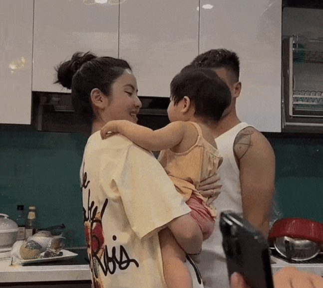 Đáng chú ý nhất, phải kể đến đoạn clip Chu Thanh Huyền bế trên tay một em bé và Quang Hải đứng ngay cạnh. Không những vậy, cả hai còn thơm nhau thắm thiết, liên tục có những cử chỉ “tình bể bình” khiến netizen thích thú.