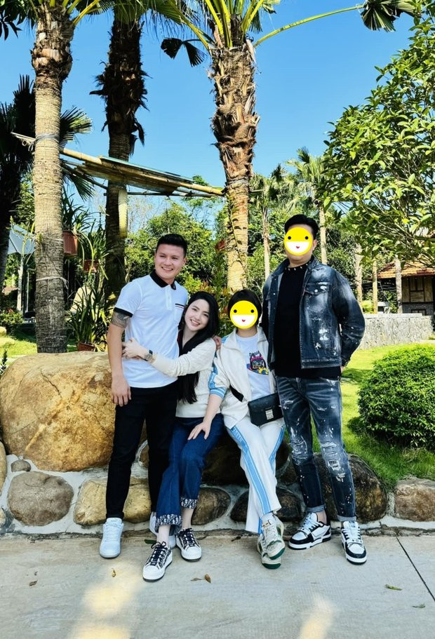 Sau ngày dạm ngõ và chính thức công khai mối quan hệ, cặp đôi liên tiếp "xả" những khoảnh khắc khi cả hai còn hẹn hò giấu lên MXH.