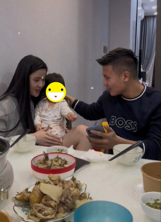 Nhiều người nhận xét, khung hình này trông cặp đôi giống hệt một gia đình nhỏ và gửi lời chúc phúc đến cả hai.