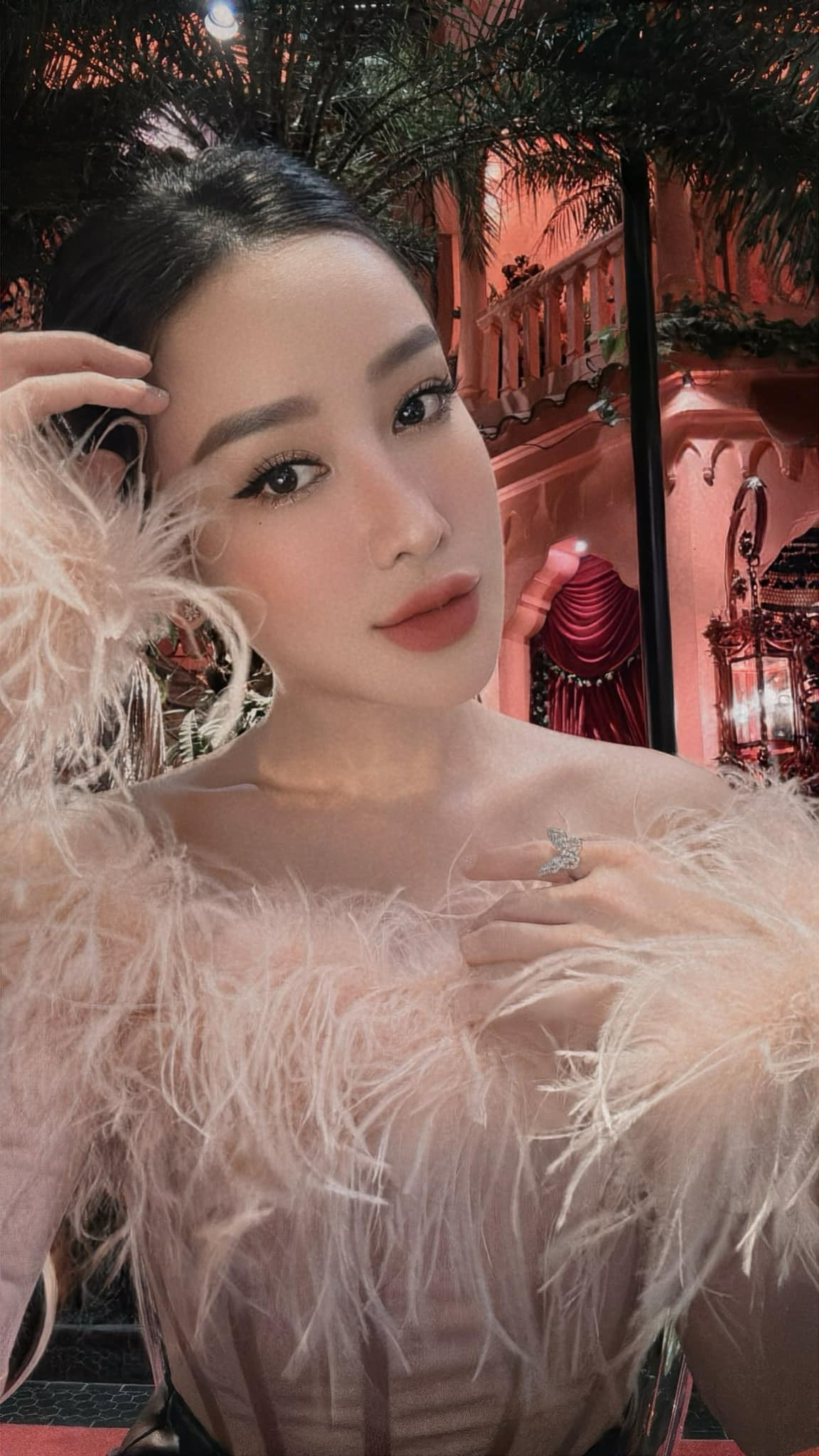 Cách đây nhiều năm dù không hoạt động nghệ thuật, Helen Thanh Thảo vẫn được nhiều người biết đến nhờ gương mặt xinh như búp bê.