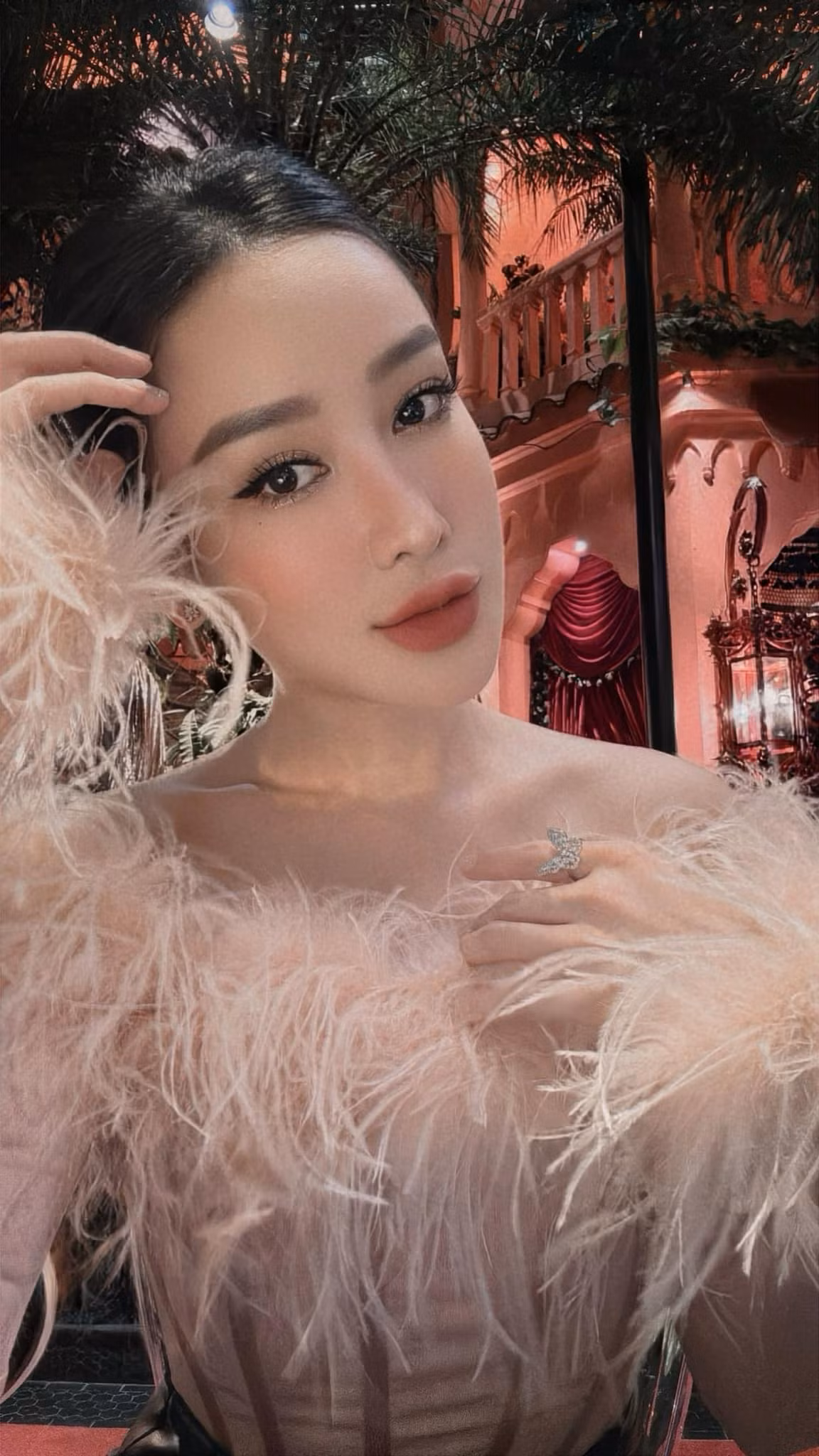 Cách đây nhiều năm dù không hoạt động nghệ thuật, Helen Thanh Thảo vẫn được nhiều người biết đến nhờ gương mặt xinh như búp bê.